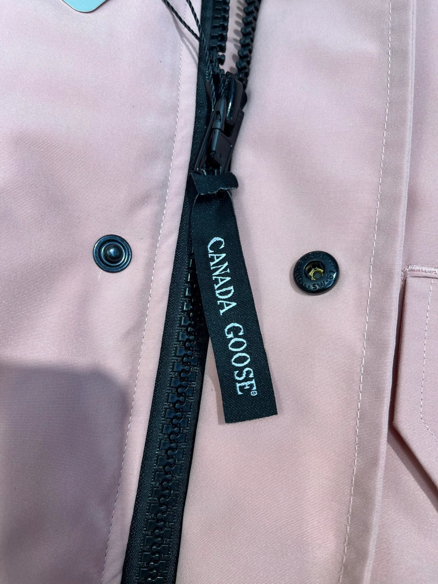 P720 high-end version (new version of Big Goose 01) Canada Goose Canada Goose #Chilliwack 7999M bomber jacket short down jacket/01 model #Men and Women Same Style# ➖ Genuine synchronous anti-counterfeiting chip sensor! ➖ Imported 21S polyester-cotton blended original fabric [last year’s 16S/18S hard fabrics have been completely eliminated, this year all use 21S genuine synchronous fabrics, the soft mid-strap feels delicate and textured], genuine synchronous Feather-Light 10D waterproof coating fabric, made of 84.5 polyester fiber and 15.5 cotton, 100% the best feel in the entire network! ➖ The genuine official website is synchronized with the national standard 80 white duck down, you can check the official website customer service, there will never be a series of misleading claims such as 90 down or goose down! ➖ Using the best nylon lining with double double-layer sealing design, velvet-proof No. 7 needle + grid-filled down ready-made garments, there is 100% no so-called velvet running! ➖ The cuffs are designed with thickened seamless threads, and the collar and pockets are lined with top-quality polar fleece to keep you warm and comfortable! ➖ Yoshida YKK provides original custom-made electroplated sliders. YKK two-way lockable zippers are tight and smooth and will not peel off paint! ➖ 3M composite guarantees that the Velcro is the same as the original, durable, and all accessories and hardware are custom-made! ➖ Imported BEHRINGER embroidery machine to customize the 10,000-needle embroidery logo, 98% of which can be reproduced to restore the original logo. You can check and compare on the official website! ➖ The fur collars are all made of large pieces of Western Canadian blue wolf hide, ensuring that each fur collar is 13-15cm wide!   Size:XS-XXL